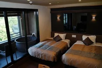 غرفة يابانية غربية بسريرين منفصلين، LiVEMAX Resort Kaga-Yamashiro 1/2