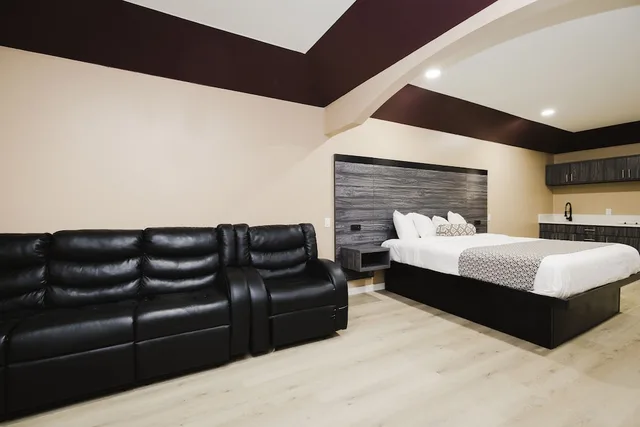 غرفة قياسية بسرير كينج بمطبخ صغير، Sapphire Inn Suites 6/10