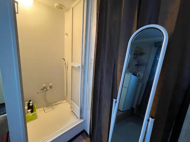 غرفة اقتصادية بسرير مزدوج وسرير فردي بغرفة نوم واحدة بحمام خاص، Shinjuku Sky Capsule - Hostel 7/10