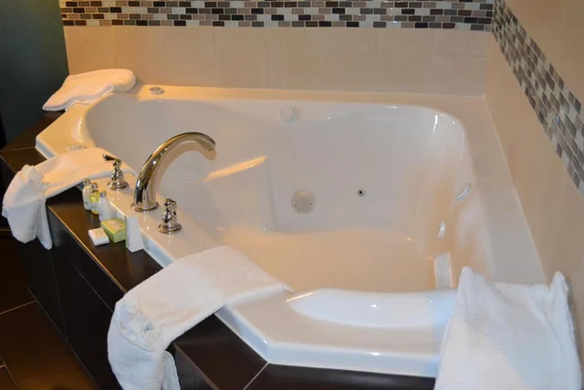 جناح بسرير كينج بجاكوزي، Red River Inn And Suites 4/4