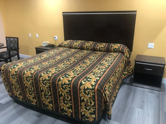 غرفة بسرير كينج، Economy Inn 4/6