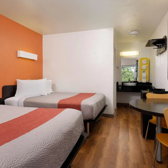 غرفة رباعية، Motel6 Camarillo, CA 1/10