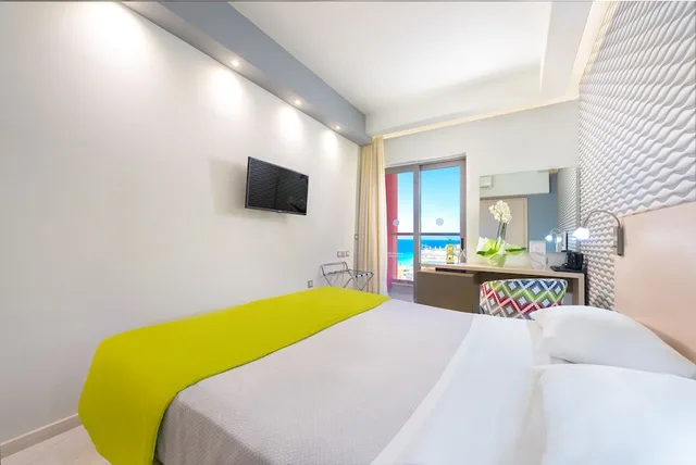 غرفة قياسية بسريرين منفصلين بإطلالة على البحر، Semiramis City Hotel 1/4