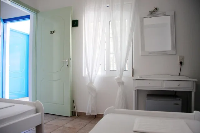 Apartment, 1 Double and 4 Single Beds, Armadoros Hotel / Ios Backpackers 2/2