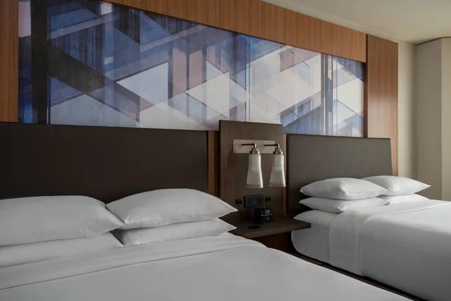 غرفة بسريرين مزدوجين مع دخول صالة النادي في طابق مرتفع، Marriott Tysons Corner 4/10