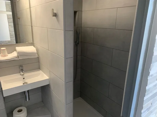 غرفة ثلاثية بسرير مزدوج وسرير فردي، Aix Hotel 6/7