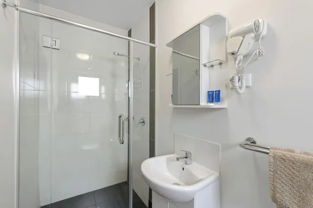 Superior, Studio, Cabin, Queen Bed, DISCOVERY PARKS – WHYALLA FORESHORE 1/2