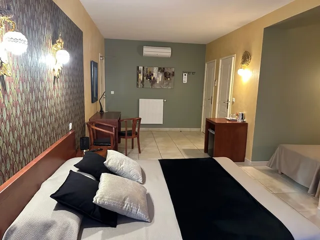 غرفة سوبيريور رباعية بسرير كوين وسريرين منفصلين بغرفة نوم واحدة، Hôtel Bon Encontre 1/2