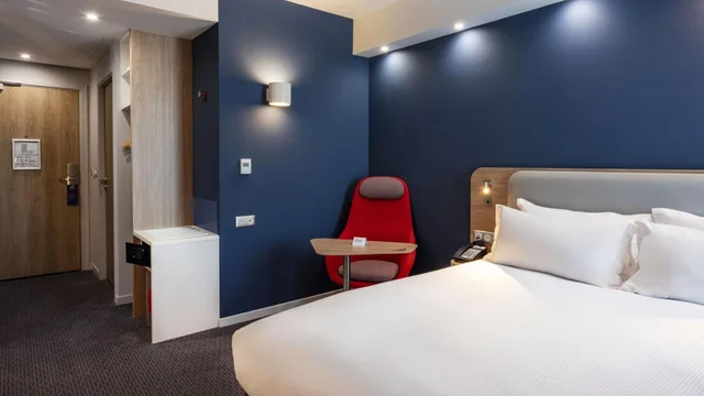 غرفة قياسية بسرير كينج وسرير كوين، Holiday Inn Express Nice - Grand Arenas 9/10