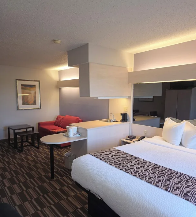 جناح استوديو بسرير كوين، Microtel Inn & Suites by Wyndham Claremore 2/4