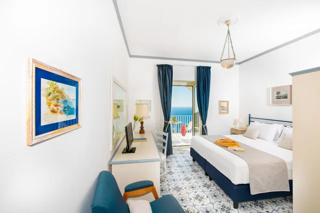 غرفة ديلوكس بسرير مزدوج بإطلالة على البحر بشرفة، Grand Hotel Tritone 6/10