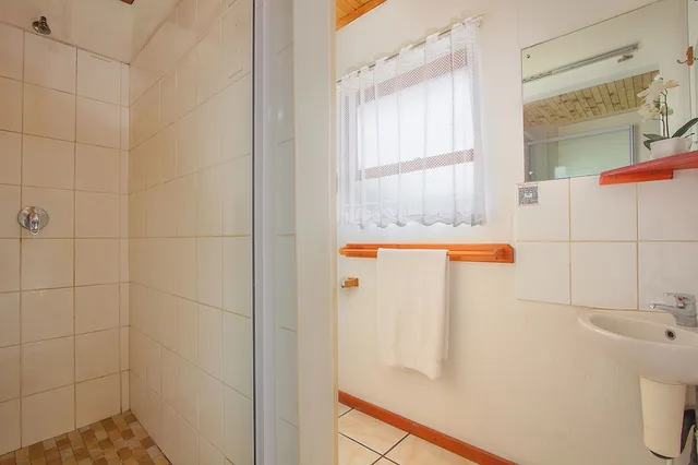 4 Rooms, Family, Queen and Twin Beds, Airport Game Lodge 10/10