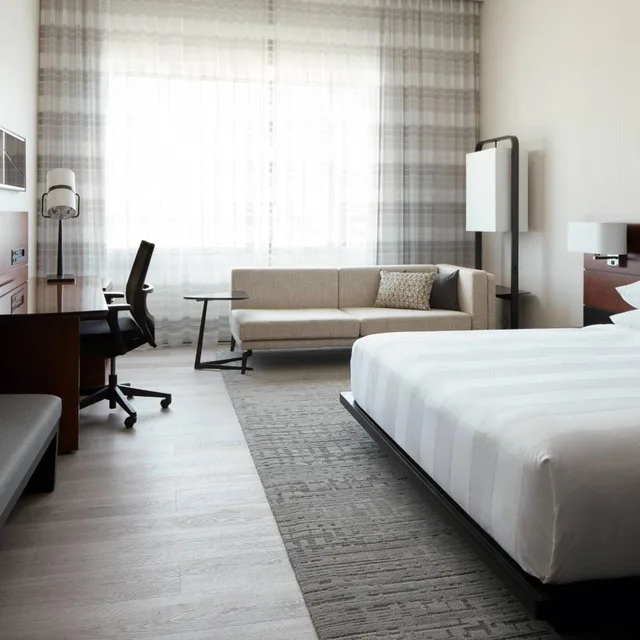 Guest Room, King Bed, Concierge Level، Montreal Airport Marriott In-Terminal Hotel 2/6