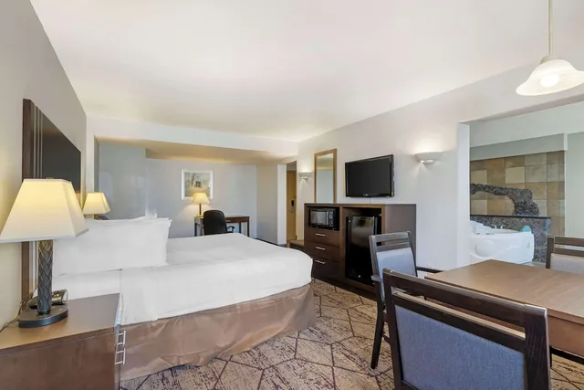 جناح بسرير كينج بجاكوزي، Best Western Plus Longbranch Hotel and Convention Center 1/7