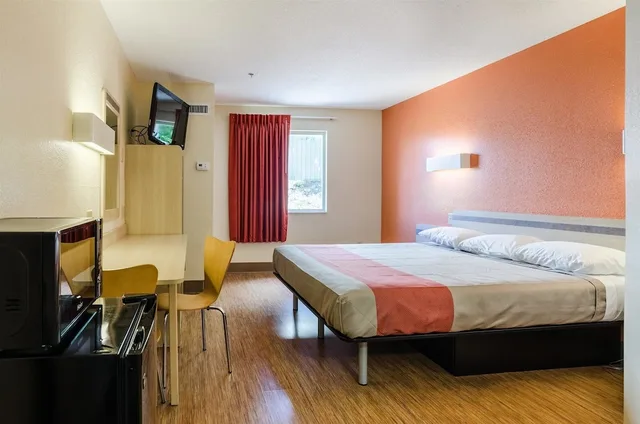 غرفة قياسية بسرير كينج لذوي الإعاقة، Motel6 Bristol, VA 8/10