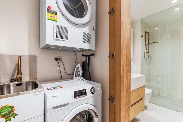 3 Bedrooms, Apartment, 1 King and 2 Queen Beds, 2 Bathrooms، Collins House Apartments by CLLIX 6/6