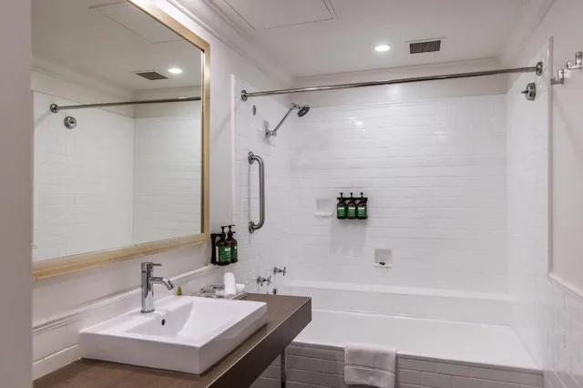 غرفة بريميوم بسريرين كوين بإطلالة على المسبح بشرفة مع دخول الصالة، Crowne Plaza Terrigal 2/3