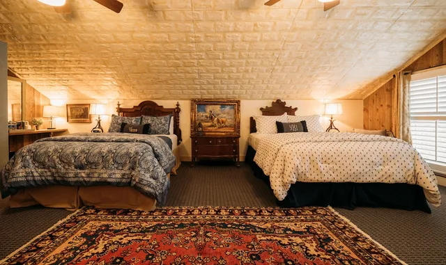 Texas, Suite, 2 Queen Beds، Ye Kendall Inn 1/2