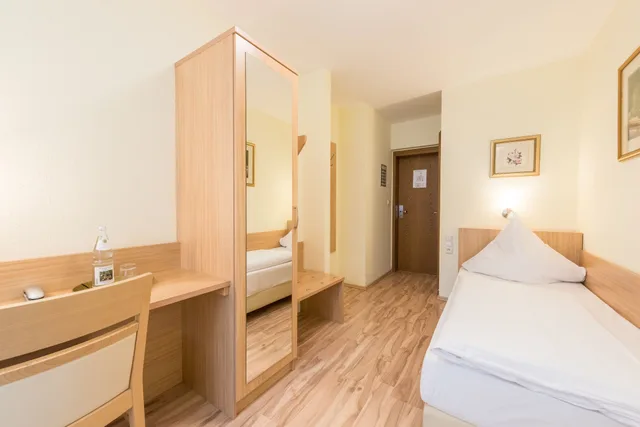 غرفة مفردة، Windsor Hotel 3/6