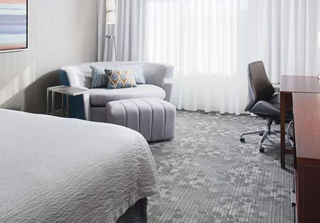 غرفة بسرير كينج بحوض استحمام لذوي الإعاقة، Country Inn & Suites by Radisson, Columbus-Edinburgh 9/10