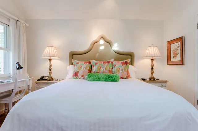 كوخ فاخر بسرير كينج لذوي الإعاقة، Cottage Grove Inn 1/2