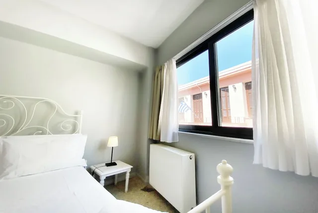 Blue, City, Studio, Queen Bed، Live In Athens Short Stay Apartments 9/10
