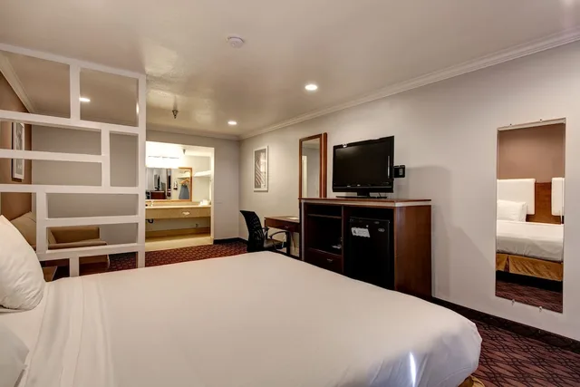 Feature, King Bed, Sofa، Hotel Pacific Manhattan Beach (ex. Crimson Hotel) 1/6