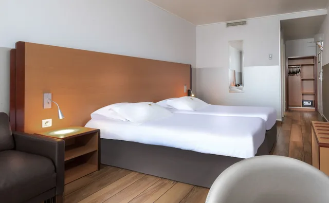 Parisienne, Twin Beds, Hotel Du Lion 2/4