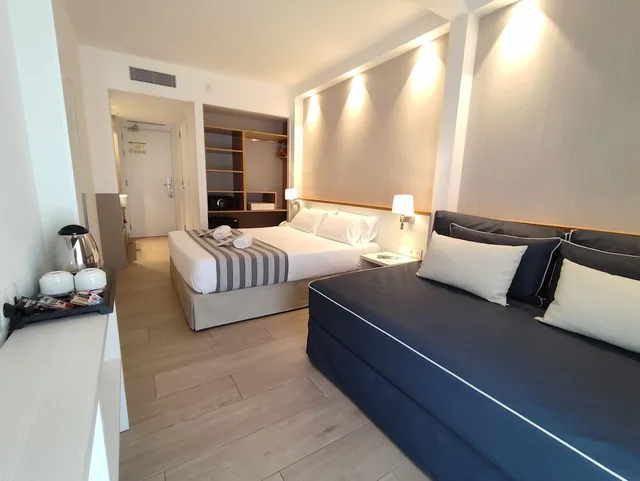غرفة قياسية بسرير كوين بشرفة مع أريكة، Hotel Rosamar Es Blau Lloret Adults Only 2/7