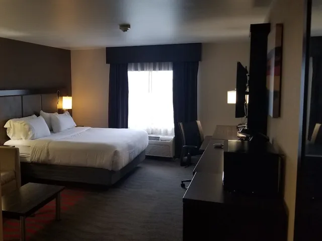 جناح بسرير كينج مع أريكة بمطبخ صغير، Holiday Inn Express & Suites Columbus SE - Groveport 5/7