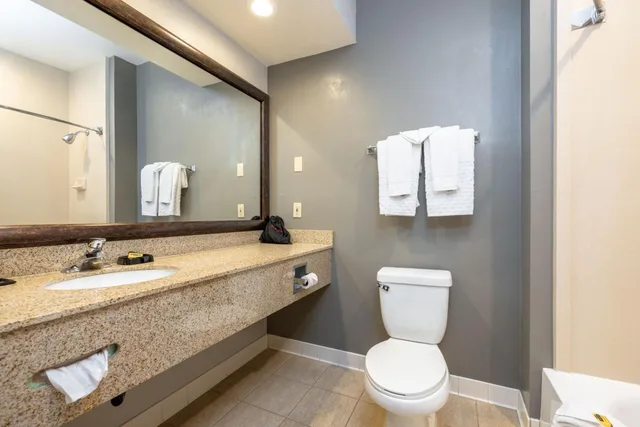 غرفة داخلية بسرير كينج، Best Western Plus Dixon Davis 6/8