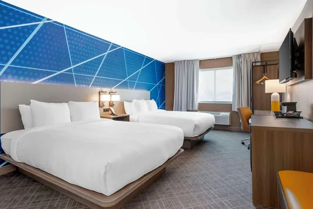 غرفة قياسية بسريرين كوين، Comfort Inn Kendallville East, IN 4/6