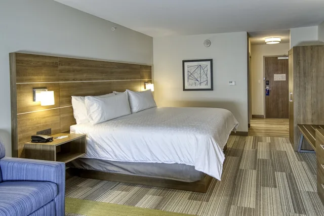 غرفة قياسية بسرير كينج لذوي الإعاقة، Holiday Inn Express and Suites Omaha Downtown Old Market 1/6