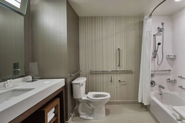 غرفة بسريرين كوين لذوي الإعاقة، Courtyard by Marriott Albany Airport 2/3