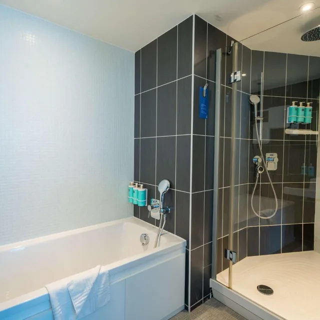 غرفة تنفيذية بسرير كوين بشرفة، Novotel Suites Paris Issy Les Moulineaux 5/5