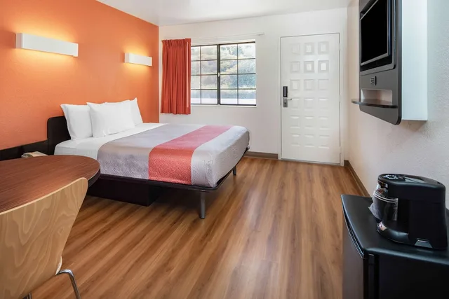 غرفة بريميوم بسرير كوين، Motel6 Thousand Oaks, CA 4/10