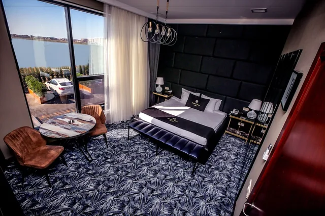 غرفة قياسية بسرير كينج بإطلالة على البحيرة، Armada Villa Hotel 2/4