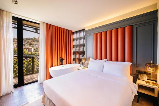 غرفة بسرير مزدوج بحوض استحمام، Sandali Metekhi Boutique hotel 1/5