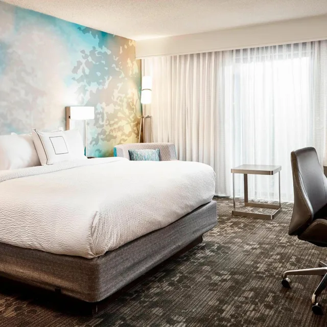 غرفة بسرير كينج بحوض استحمام لذوي الإعاقة، Courtyard Cincinnati Airport South Florence 1/4