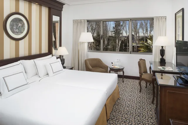 غرفة سوبيريور بسرير مزدوج بإطلالة على المسبح، Melia Madrid Barajas 4/10