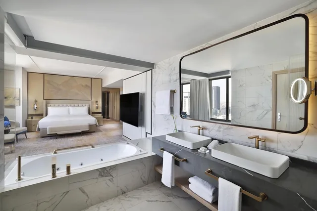 Ambassador, Club, Suite, King Bed، Signia by Hilton Amman 5/8
