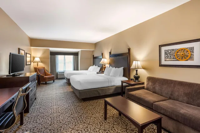 جناح بسرير كوين بغرفتين مع أريكة، Best Western Plus Intercourse Village Inn & Suites 5/10