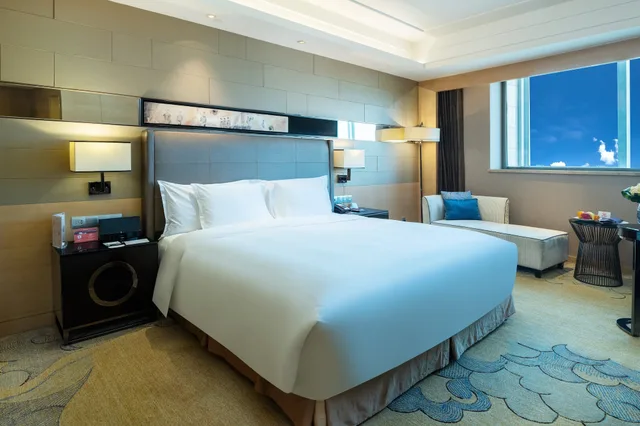 1 Bedroom, Suite, King Bed, Dining Area، Crowne Plaza Xian 3/7