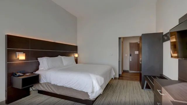 غرفة بسرير كينج، Holiday Inn Express & Suites Auburn Downtown 2/6