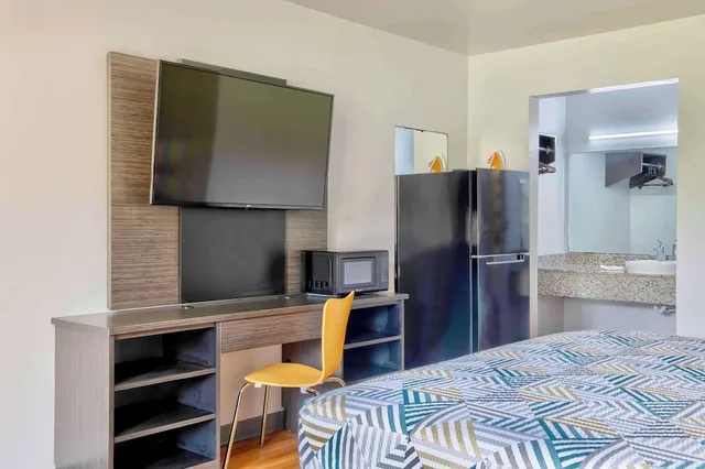 1 King Bed - Premium, Micfridge, Non-Smoking، Motel6 Conyers, GA 6/8