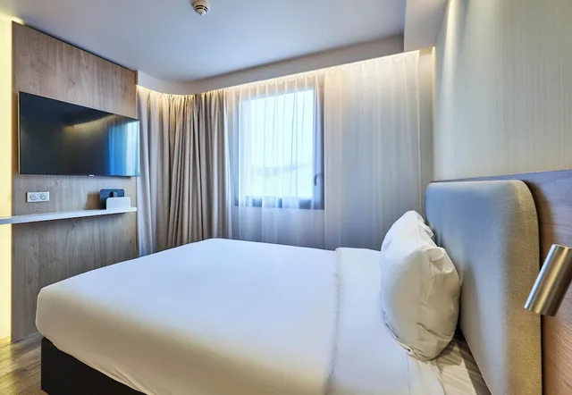 غرفة عائلية بسرير كوين مع أريكة، B&B Hotel Deauville-Touques 3/4