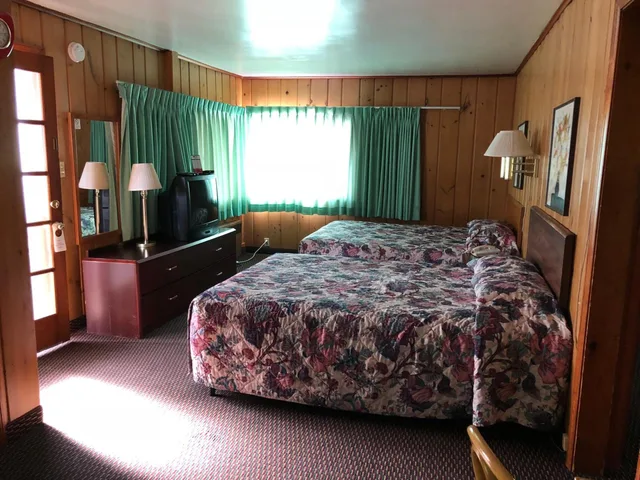 غرفة ثلاثية بإطلالة على البحيرة، Sun 'n Snow Motel 4/10