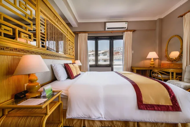 جناح جونيور بسرير كوين، Huong Giang Hotel 1/2