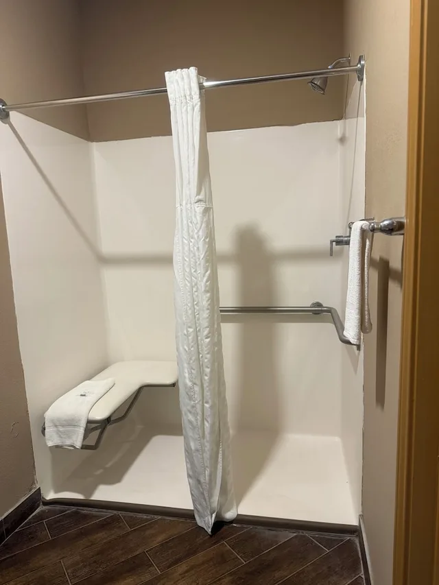 غرفة بسرير كينج مع أريكة لذوي الإعاقة، Executive Inn & Suites Floresville 8/10