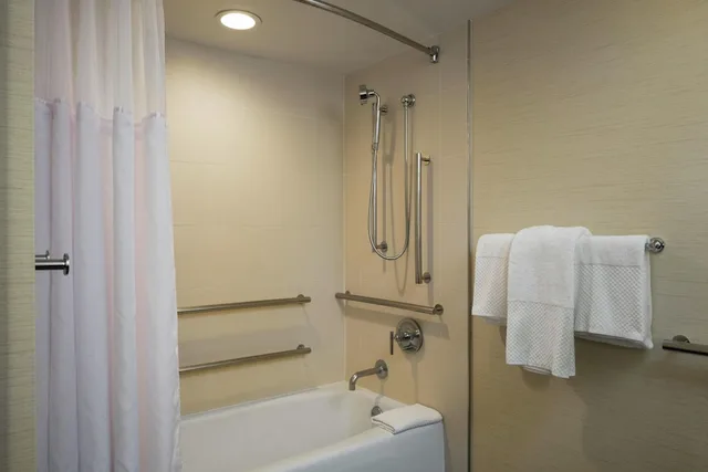 Room, 2 Queen Beds, Resort View, Bathtub, Accessible، Hilton Waikoloa Village 6/6